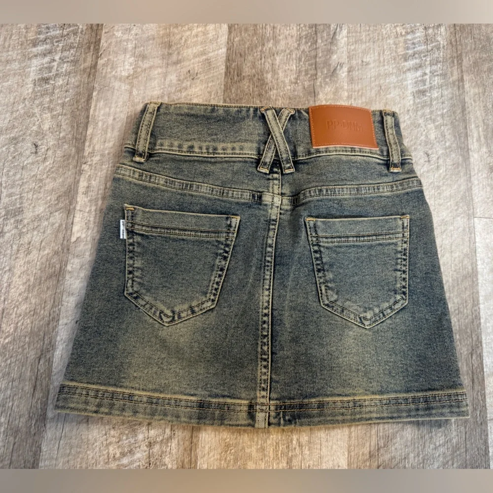 Princess Polly NWT ~size 0 dirty denim mini skirt, double button fly - Picture 7 of 10